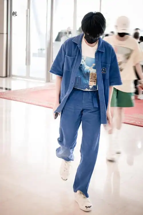 朱志鑫今日机场饭拍图送达 牛仔蓝套装搭配小白鞋……|套装|朱志鑫