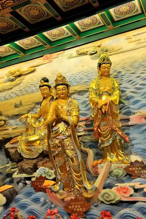 p>莲卧观音是 a href="#">三十三观音 /a>相之一,观音菩萨卧坐于莲叶