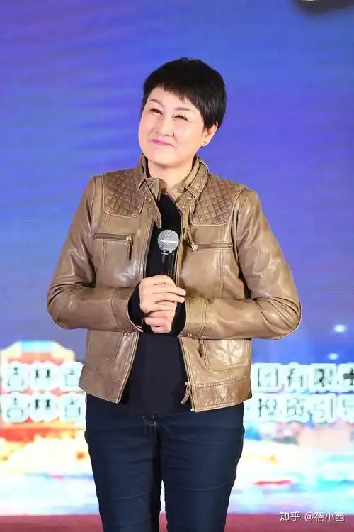 张凯丽真有魅力,穿棕色皮衣配牛仔裤活力满满,中年女性穿搭范本