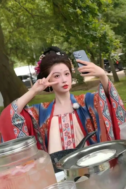 前有佩戴熊猫绒花发簪,后又穿着汉服游园写毛笔字,在法国热心交流与