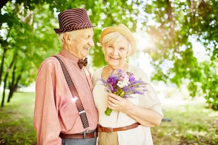 公园里快乐的老人和他的妻子