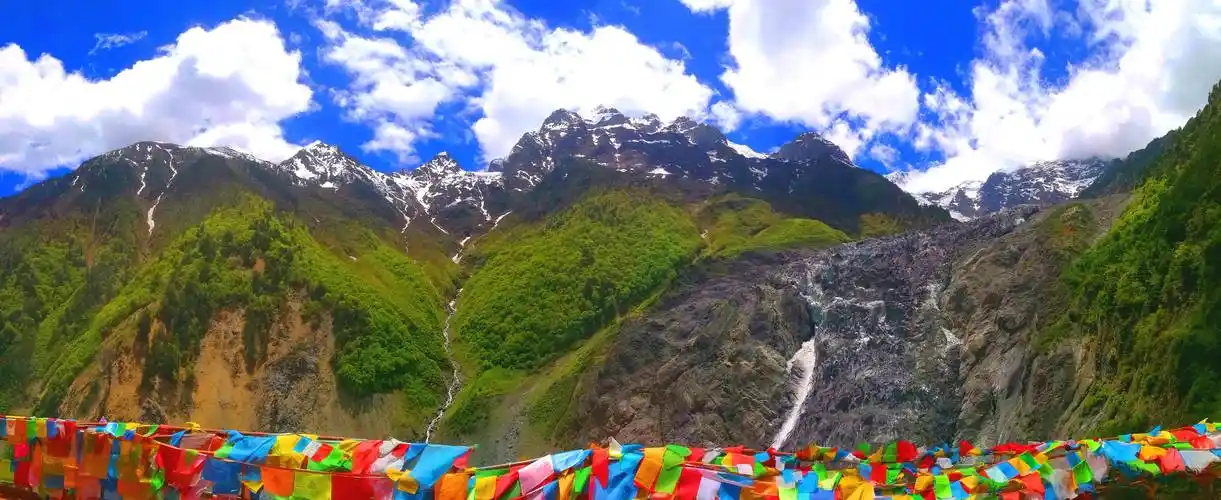 和西藏的冈仁波齐,青海的阿尼玛卿山,尕朵觉沃并称为藏传佛教四大神山