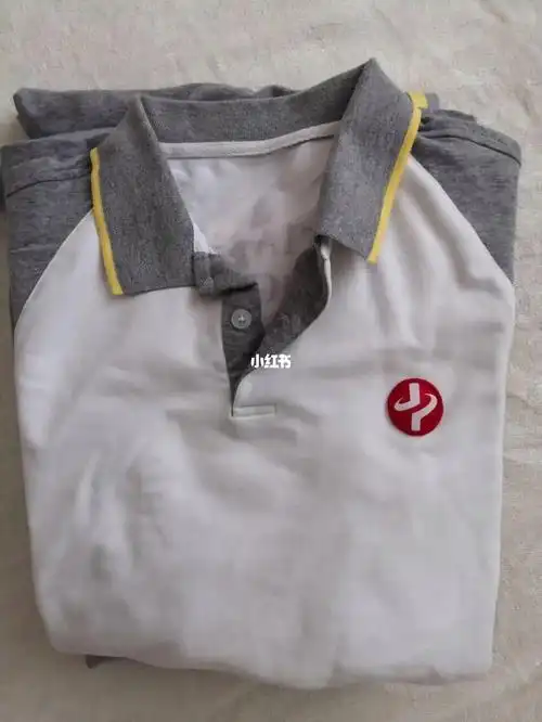 天津一中校服,夏季和秋季各两套,只有一套秋季穿的次数多,其余没怎么