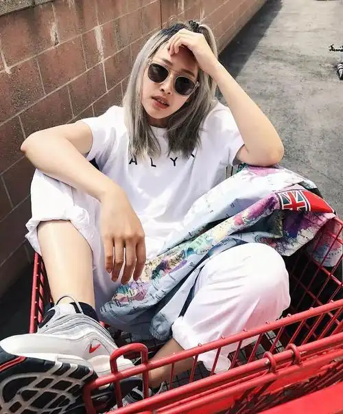 不靠大胸和翘臀这些sneakergirl依然性感