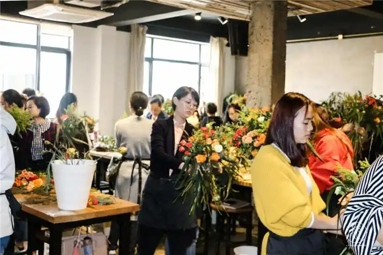第一家:良友花店商学院今天,小编为大家带来2018年过去半年来花艺培训