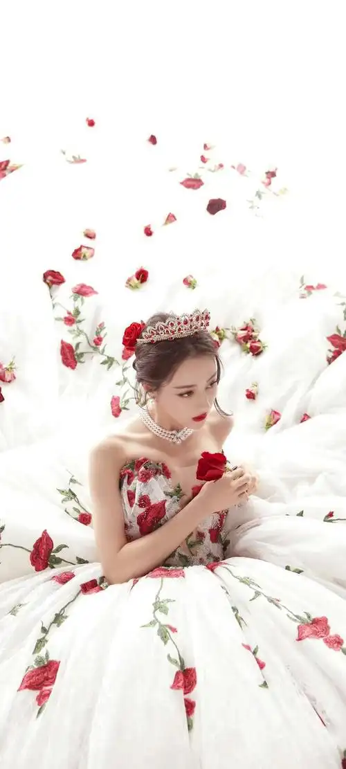 迪丽热巴白裙红玫瑰