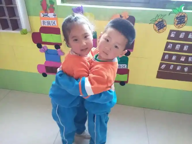 小朋友们互相拥抱!