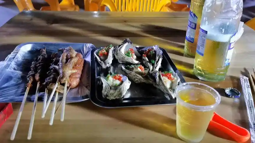 一个人的孤独,一个人的夜宵,一份烧烤,一杯酒,酒不醉人人自醉