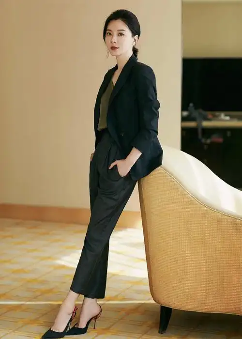 陈数穿西服很好看帅气线条勾勒完美气质佳大眼睛特别迷人