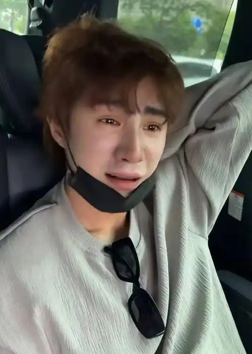 五月九日,麦迪娜发了一条和姜潮出去玩的照片,姜潮无精打采的坐在车上