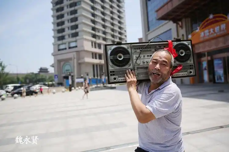 大爷花百元淘到老式收录机,扛着回家开心得像个孩子|收音机|收录机