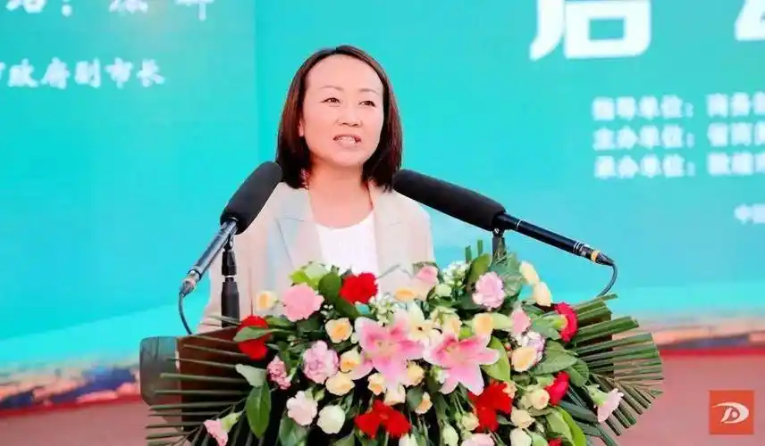 敦煌市副市长原娜介绍活动内容.