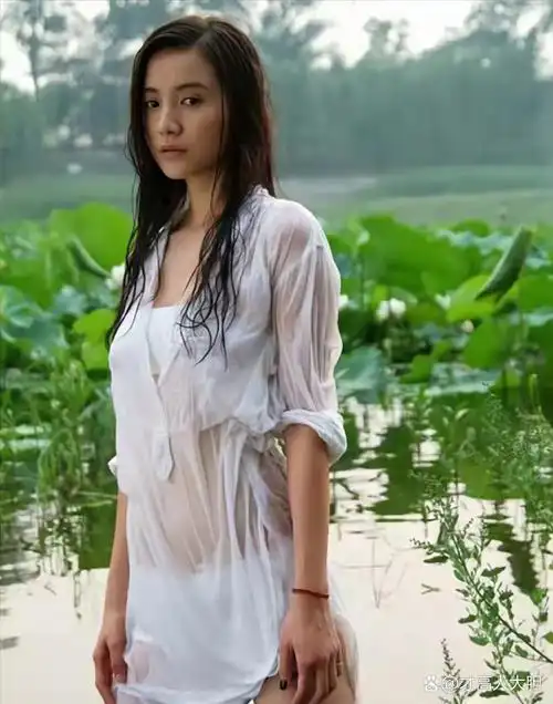 镜头前的宋佳,身着简约白色衬衫,隐于荷塘之中,未加任何修饰的面容下