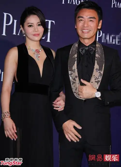 钟镇涛携老婆范姜出席活动钟镇涛范姜手挽手钟镇涛老婆范姜钟镇涛携