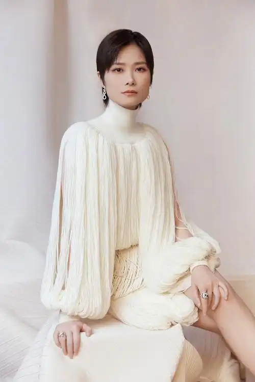 今晚,@李宇春将出席#微博电影之夜#,并带来舞台表演.