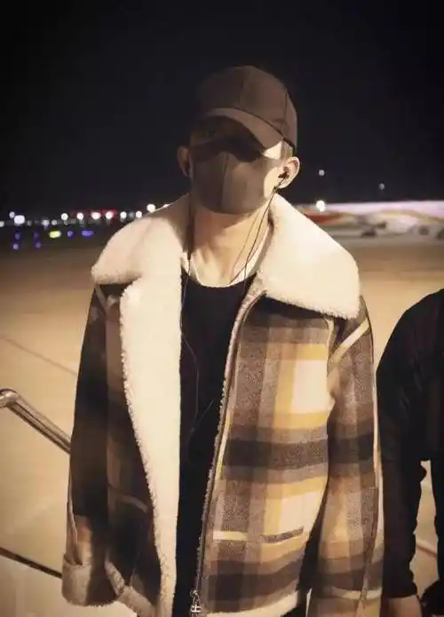 tfboys出发准备跨年,王俊凯这次跟王源和易烊千玺没默契了?