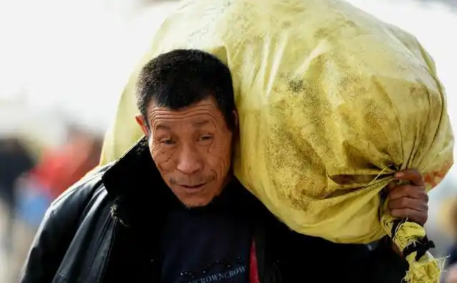 虽然摄影师没有跟着拍到他们一路的艰辛,但从背着的这些大袋子来看,这