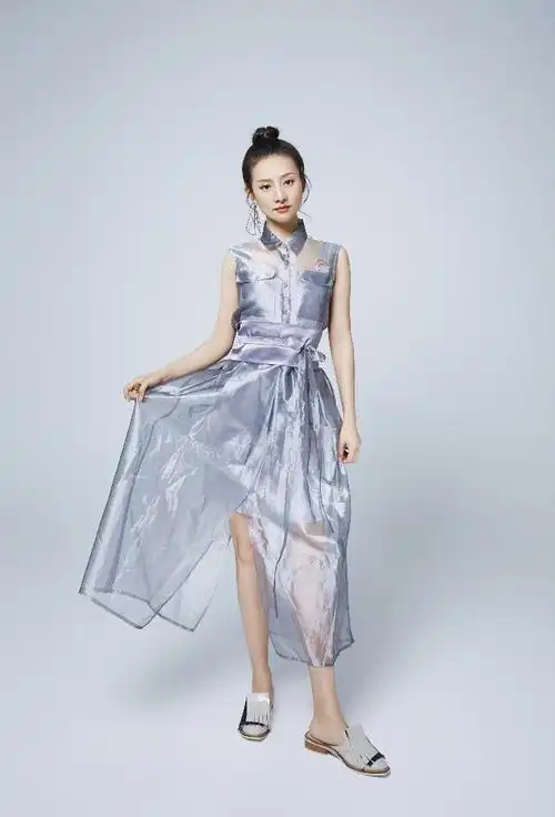 王靖云灰裙淡妆出镜演绎"青春舞者"芳华