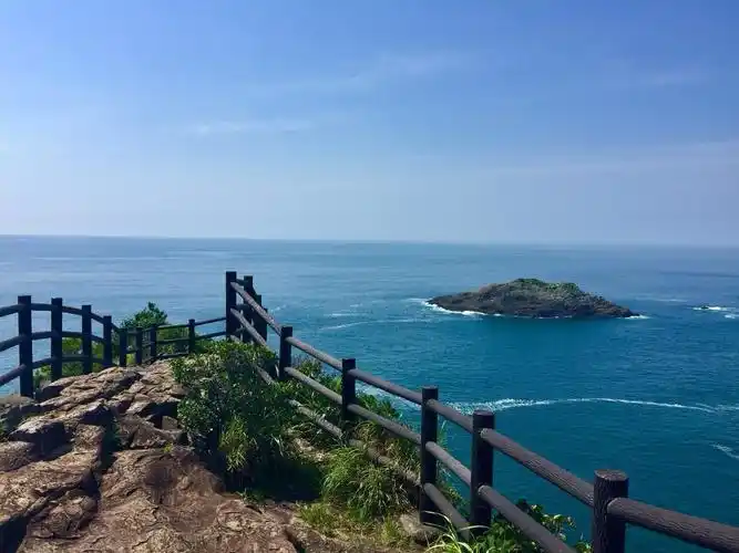 喜欢日本的海景啊哎,,^,,靛色的天加上蔚蓝的海,在天与海的交界处融为