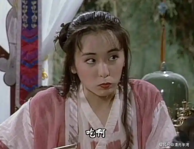 措辞指手划脚,气质畏畏缩缩,潘仪君饰演的女儿杨不悔简直与母亲纪晓芙