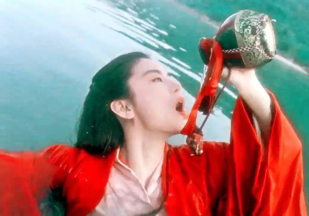 宝玉,像江湖侠女邱莫言,飒爽英姿的东方不败,17岁就已经出道的林青霞