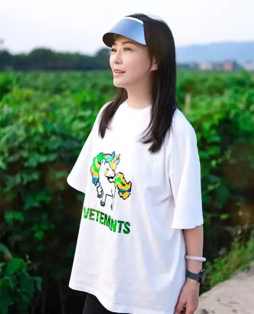 刘小慧还分享了一张白天拍摄的照片,此时的她换上了白色t恤,只见她