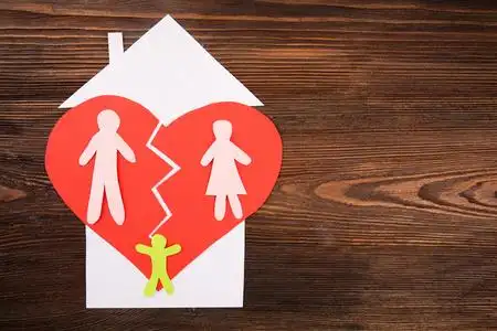 纸剪影轮廓的家庭分裂纸心,离婚概念上照片