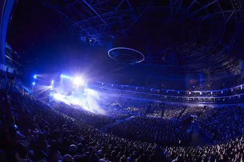 时依照艳紫色倦怠的世界观,2 名男女舞蹈表演者以圆月画面为背景起舞