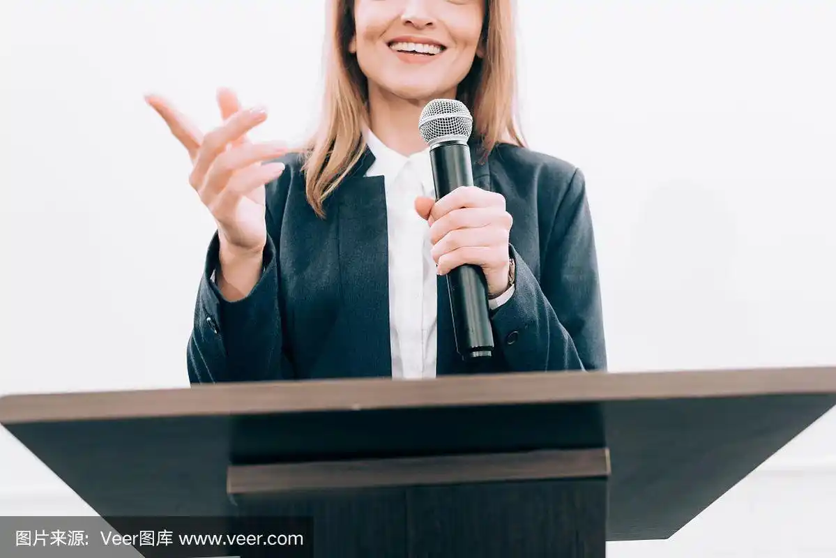 在会议厅举行的研讨会上,演讲者在讲台上打手势和讲话