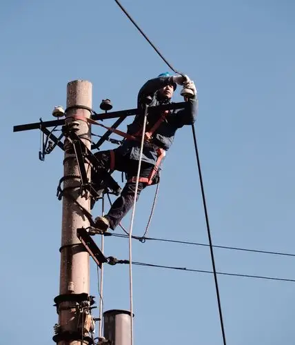 街拍电力维修工