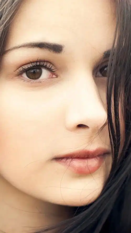 美丽的女孩,长长的头发,棕色眼睛 iphone 壁纸