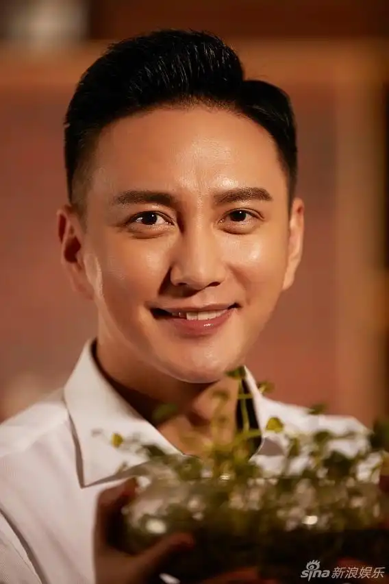 王仁君全新写真曝光 白衬衫展现暖男魅力