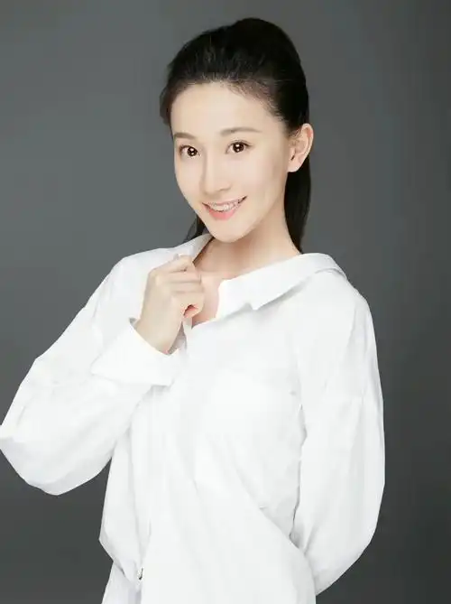 张豆豆高清冷艳时尚写真,优雅迷人!__财经头条