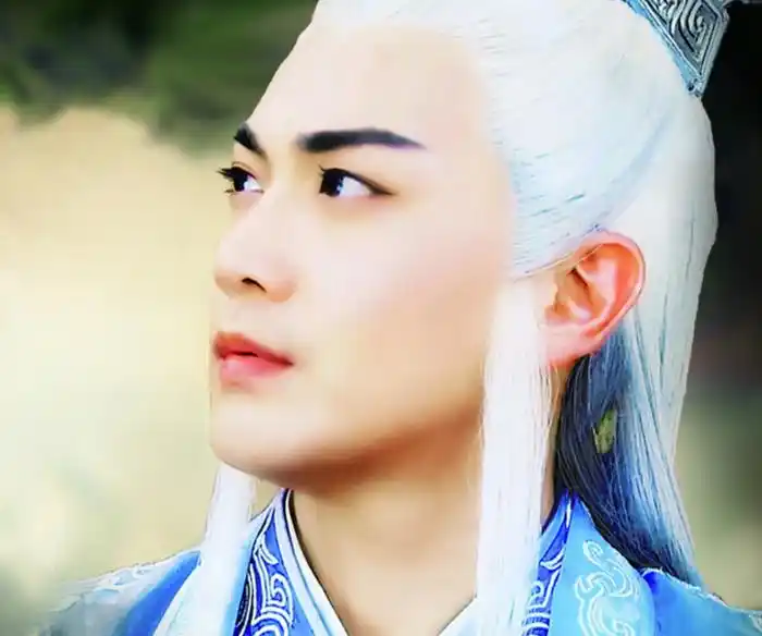 张智尧:《古剑奇谭》中饰演紫胤真人,李易峰的师尊,天墉城执剑长老