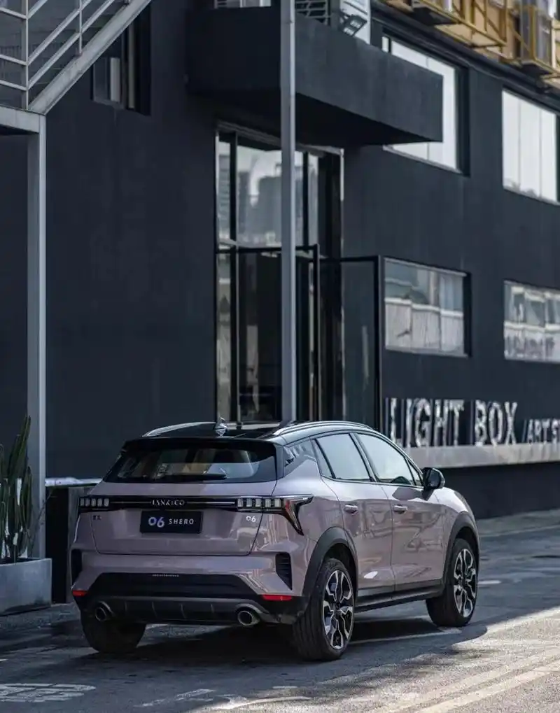 保时捷冰莓粉的高级感,还有80km超长待命续航… 都市插电混动车,直