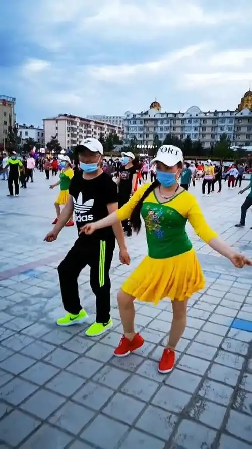 每一位大爷大妈们都在认真跳舞,广场舞就是有这样的魅力