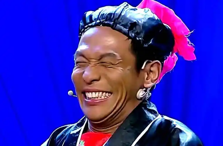 比如他改编的宋小宝版"甄嬛传"中,刚出场的第一句话就是:"自打我进宫