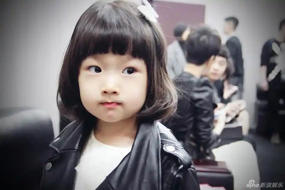 金巧巧2岁女儿近照曝光 嘟嘴抿唇萌萌哒