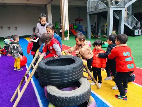 同行"——市机关幼儿园集团园莲花尚雅幼儿园户外混龄自主游戏活动