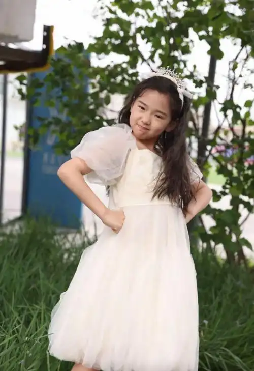 董璇晒与女儿合照,7岁的酒窝越来越漂亮,和爸爸高云翔长成一张脸  5月