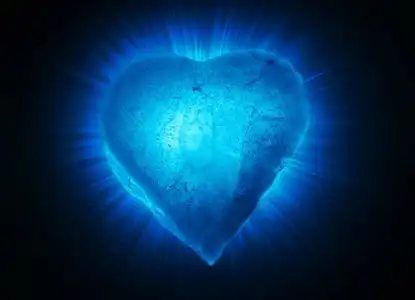 冰封的心象征蓝色的特写镜头在蓝色c发光照片