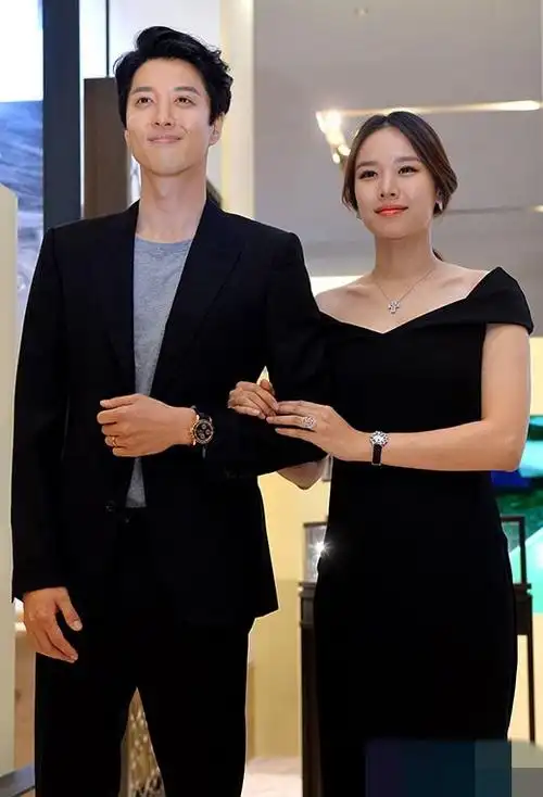 李东健携娇妻现身 赵胤熙穿优雅黑裙小腹微隆【组图】