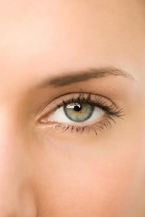 金发美女明亮的眼神