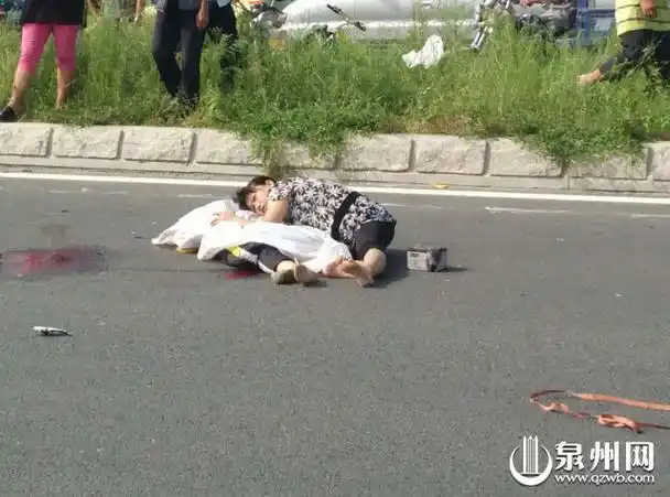 女生上学路上被撞身亡母亲抱着尸体不肯放手