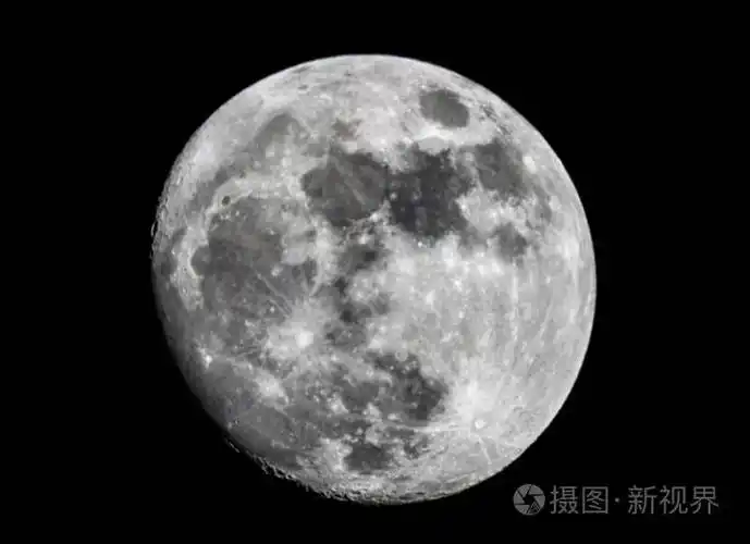 黑白相间的月亮