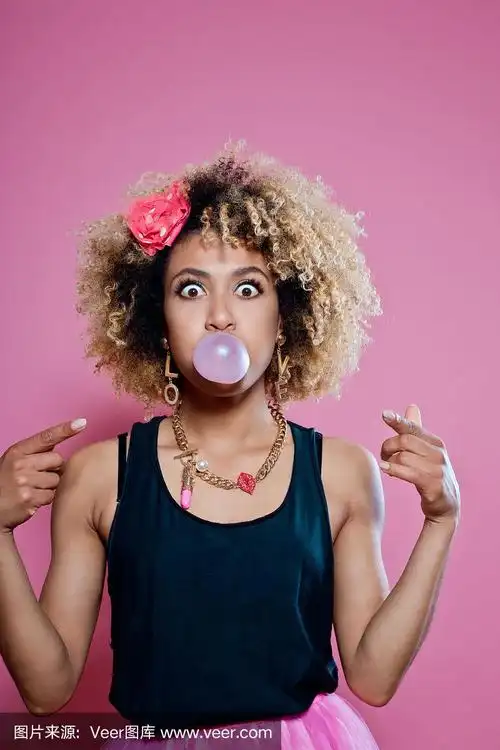 可爱的非洲发型女人在吹泡泡糖