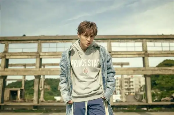 王子邱胜翊曝时尚休闲写真 阳光帅气酷感十足