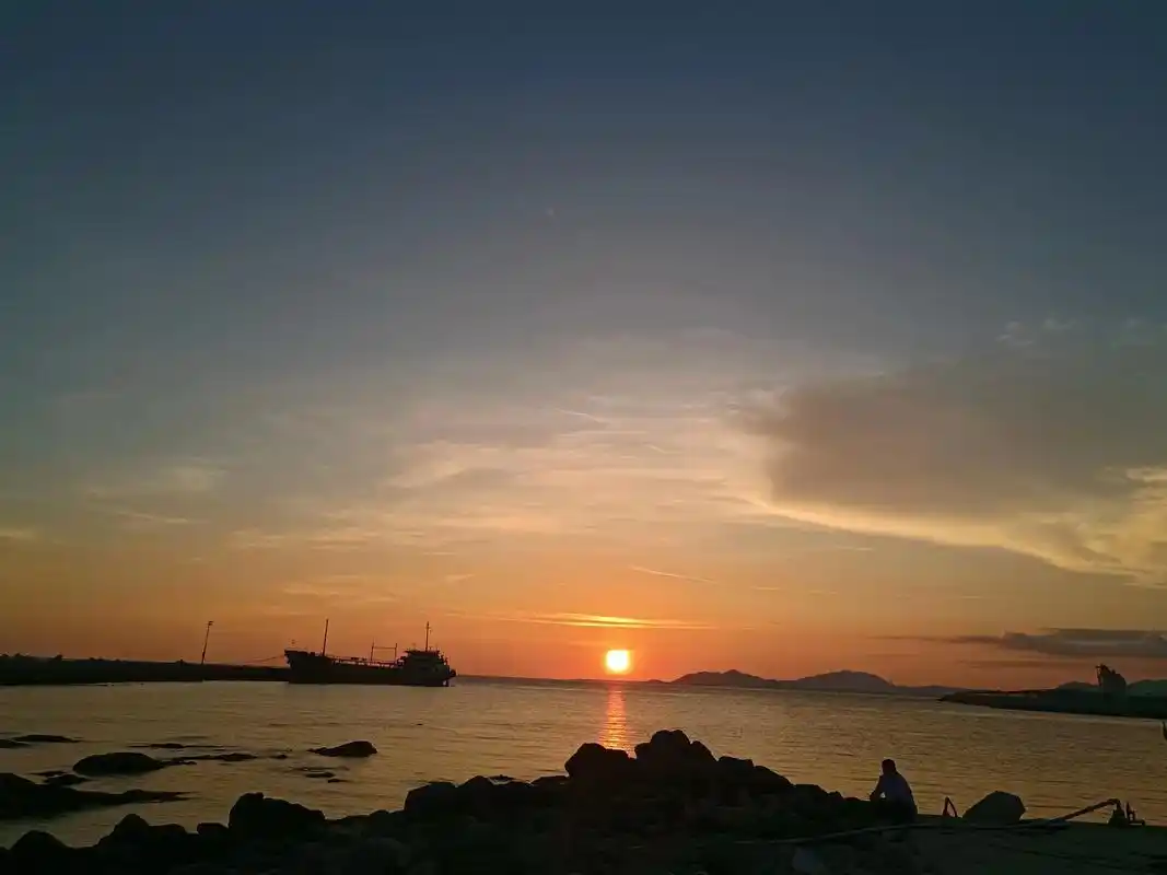 海边日落晚霞 #傍晚的天空 #海边随拍 #夏日海边   17 - 抖音