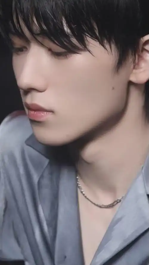 宋亚轩露肩衬衫大片##宋亚轩胸口痣