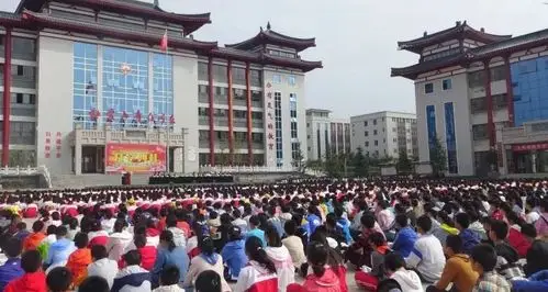 高扬奋进的旗帜踏上胜利的征程兴华初中举行2019年秋季开学典礼